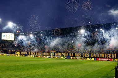 GKS taraftarları PKO BP Ekstraklasa maçında Arena Katowice 'deki GKS Katowice ve Legia Warszawa takımları arasında havai fişek atarken görüldü (Maciej Rogowski)