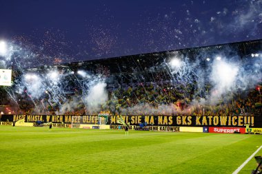 GKS taraftarları PKO BP Ekstraklasa maçında Arena Katowice 'deki GKS Katowice ve Legia Warszawa takımları arasında havai fişek atarken görüldü (Maciej Rogowski)