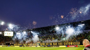 GKS taraftarları PKO BP Ekstraklasa maçında Arena Katowice 'deki GKS Katowice ve Legia Warszawa takımları arasında havai fişek atarken görüldü (Maciej Rogowski)