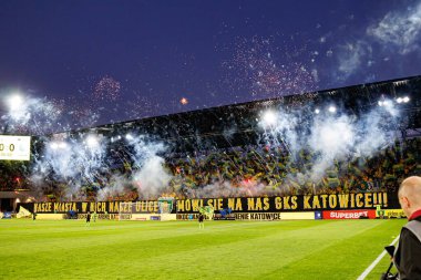 GKS taraftarları PKO BP Ekstraklasa maçında Arena Katowice 'deki GKS Katowice ve Legia Warszawa takımları arasında havai fişek atarken görüldü (Maciej Rogowski)