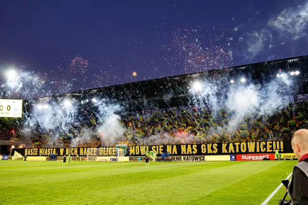GKS taraftarları PKO BP Ekstraklasa maçında Arena Katowice 'deki GKS Katowice ve Legia Warszawa takımları arasında havai fişek atarken görüldü (Maciej Rogowski)