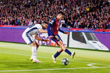 Mehdi Taremi ve Pedri, UEFA Şampiyonlar Ligi maçında FC Barcelona ve Internazionale Milano (Maciej Rogowski) takımları arasında görüldü.)