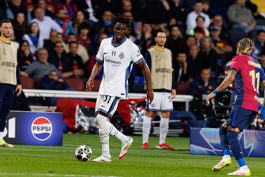 Yann Bisseck, FC Barcelona ve Internazionale Milano (Maciej Rogowski) takımları arasında oynanan UEFA Şampiyonlar Ligi maçında görüldü.)