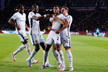 Inter 'in oyuncuları UEFA Şampiyonlar Ligi maçında Denzel Dumfries' in FC Barcelona ve Internazionale Milano (Maciej Rogowski)