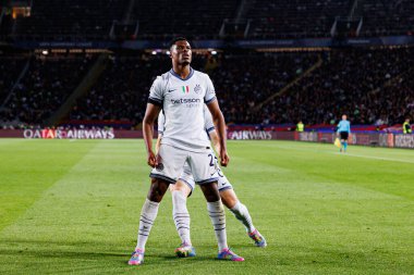 Denzel Dumfries ve Carlos Augusto, FC Barcelona ve Internazionale Milano (Maciej Rogowski) takımları arasındaki UEFA Şampiyonlar Ligi maçında gol attıktan sonra kutlama yaparken görüldü.)