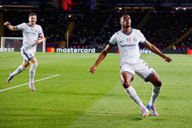 Denzel Dumfries, FC Barcelona ve Internazionale Milano (Maciej Rogowski) takımları arasında oynanan UEFA Şampiyonlar Ligi maçında gol attıktan sonra kutlama yaparken görüldü.)