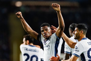 Denzel Dumfries, FC Barcelona ve Internazionale Milano (Maciej Rogowski) takımları arasında oynanan UEFA Şampiyonlar Ligi maçında gol attıktan sonra kutlama yaparken görüldü.)