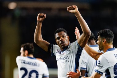 Denzel Dumfries, FC Barcelona ve Internazionale Milano (Maciej Rogowski) takımları arasında oynanan UEFA Şampiyonlar Ligi maçında gol attıktan sonra kutlama yaparken görüldü.)