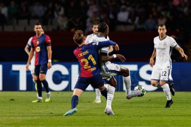 Fransız De Jong ve Marcus Thuram, UEFA Şampiyonlar Ligi maçında FC Barcelona ve Internazionale Milano (Maciej Rogowski) takımları arasında görüldü.)