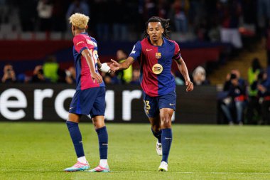 Lamine Yamal ve Jules Kounde, FC Barcelona ve Internazionale Milano (Maciej Rogowski) takımları arasındaki UEFA Şampiyonlar Ligi maçında gol attıktan sonra kutlama yaparken görüldü.)