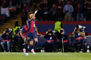 Lamine Yamal, FC Barcelona ve Internazionale Milano (Maciej Rogowski) takımları arasında oynanan UEFA Şampiyonlar Ligi maçında gol attıktan sonra kutlama yaparken görüldü.)