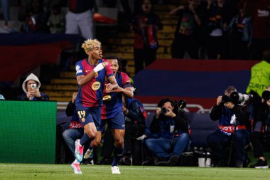 Lamine Yamal, FC Barcelona ve Internazionale Milano (Maciej Rogowski) takımları arasında oynanan UEFA Şampiyonlar Ligi maçında gol attıktan sonra kutlama yaparken görüldü.)