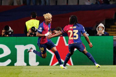 Lamine Yamal ve Jules Kounde, FC Barcelona ve Internazionale Milano (Maciej Rogowski) takımları arasındaki UEFA Şampiyonlar Ligi maçında gol attıktan sonra kutlama yaparken görüldü.)