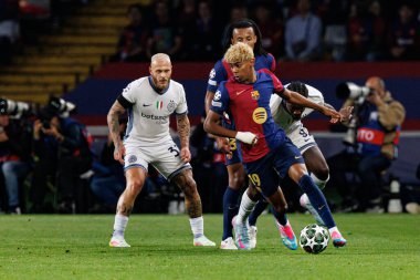 Federico Dimarco ve Lamine Yamal, UEFA Şampiyonlar Ligi maçında FC Barcelona ve Internazionale Milano (Maciej Rogowski)