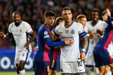 Pedri ve Lautaro Martinez UEFA Şampiyonlar Ligi maçında FC Barcelona ve Internazionale Milano (Maciej Rogowski)