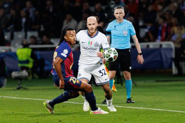 Jules Kounde ve Federico Dimarco, UEFA Şampiyonlar Ligi maçında FC Barcelona ve Internazionale Milano (Maciej Rogowski)