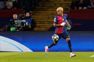 Lamine Yamal UEFA Şampiyonlar Ligi maçında FC Barcelona ve Internazionale Milano (Maciej Rogowski) takımları arasında görüldü.)