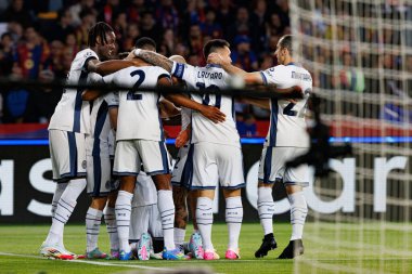 Inter 'in oyuncuları, UEFA Şampiyonlar Ligi maçında Marcus Thuram' ın FC Barcelona ve Internazionale Milano (Maciej Rogowski) takımları arasındaki gol üstüne gol atmasını kutlarken görüldü.)