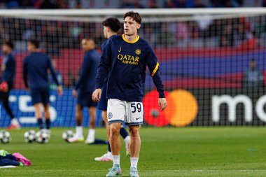 Nicola Zalewski, FC Barcelona ve Internazionale Milano (Maciej Rogowski) takımları arasında oynanan UEFA Şampiyonlar Ligi maçında görüldü.)