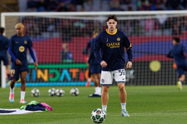 Nicola Zalewski, FC Barcelona ve Internazionale Milano (Maciej Rogowski) takımları arasında oynanan UEFA Şampiyonlar Ligi maçında görüldü.)