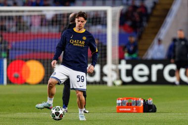 Nicola Zalewski, FC Barcelona ve Internazionale Milano (Maciej Rogowski) takımları arasında oynanan UEFA Şampiyonlar Ligi maçında görüldü.)
