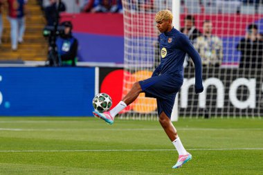 Lamine Yamal UEFA Şampiyonlar Ligi maçında FC Barcelona ve Internazionale Milano (Maciej Rogowski) takımları arasında görüldü.)