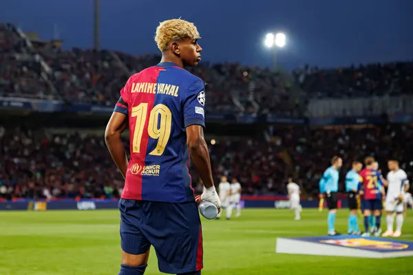 Lamine Yamal UEFA Şampiyonlar Ligi maçında FC Barcelona ve Internazionale Milano (Maciej Rogowski) takımları arasında görüldü.)