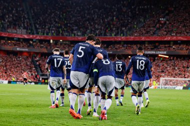 Manchester United oyuncuları UEFA Avrupa Ligi yarı final maçında Bruno Fernandes 'in atletizm kulübü takımları ve Manchester United FC (Maciej Rogowski)