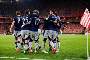 Manchester United oyuncuları UEFA Avrupa Ligi yarı final maçında Bruno Fernandes 'in atletizm kulübü takımları ve Manchester United FC (Maciej Rogowski)