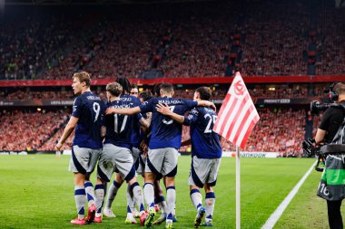 Manchester United oyuncuları UEFA Avrupa Ligi yarı final maçında Bruno Fernandes 'in atletizm kulübü takımları ve Manchester United FC (Maciej Rogowski)