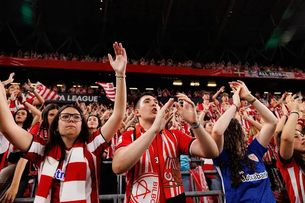 Atletik Bilbao taraftarları UEFA Avrupa Ligi yarı final maçında Atletizm Kulübü ve Manchester United FC (Maciej Rogowski)