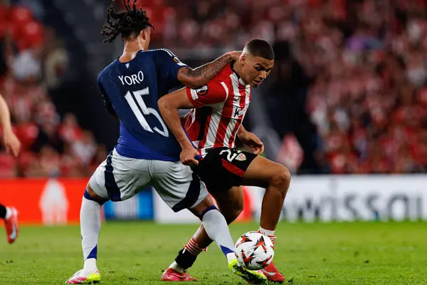 Leny Yoro ve Maroan Sannadi UEFA Avrupa Ligi yarı final maçında Atletizm Kulübü ve Manchester United FC (Maciej Rogowski)