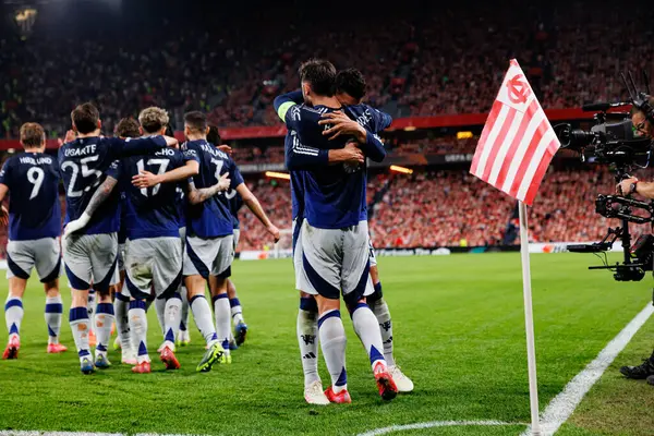 Manchester United oyuncuları UEFA Avrupa Ligi yarı final maçında Bruno Fernandes 'in atletizm kulübü takımları ve Manchester United FC (Maciej Rogowski)