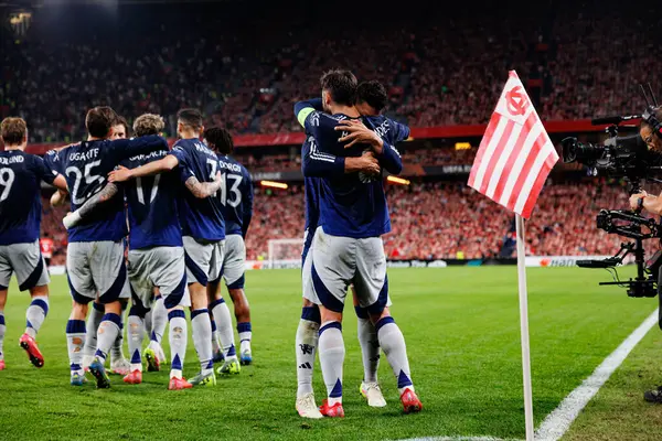 Manchester United oyuncuları UEFA Avrupa Ligi yarı final maçında Bruno Fernandes 'in atletizm kulübü takımları ve Manchester United FC (Maciej Rogowski)