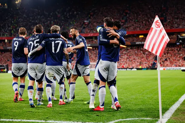 Manchester United oyuncuları UEFA Avrupa Ligi yarı final maçında Bruno Fernandes 'in atletizm kulübü takımları ve Manchester United FC (Maciej Rogowski)