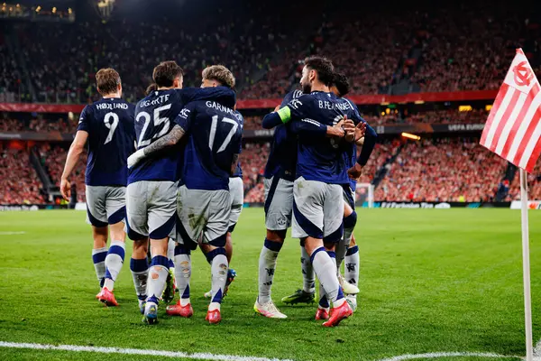 Manchester United oyuncuları UEFA Avrupa Ligi yarı final maçında Bruno Fernandes 'in atletizm kulübü takımları ve Manchester United FC (Maciej Rogowski)