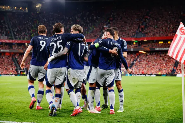 Manchester United oyuncuları UEFA Avrupa Ligi yarı final maçında Bruno Fernandes 'in atletizm kulübü takımları ve Manchester United FC (Maciej Rogowski)