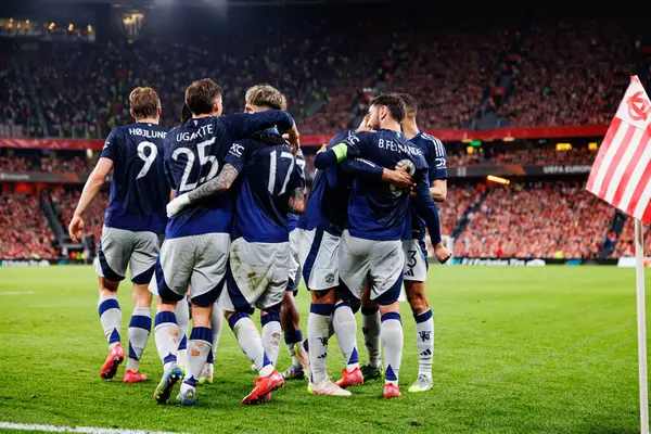 Manchester United oyuncuları UEFA Avrupa Ligi yarı final maçında Bruno Fernandes 'in atletizm kulübü takımları ve Manchester United FC (Maciej Rogowski)