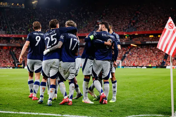 Manchester United oyuncuları UEFA Avrupa Ligi yarı final maçında Bruno Fernandes 'in atletizm kulübü takımları ve Manchester United FC (Maciej Rogowski)