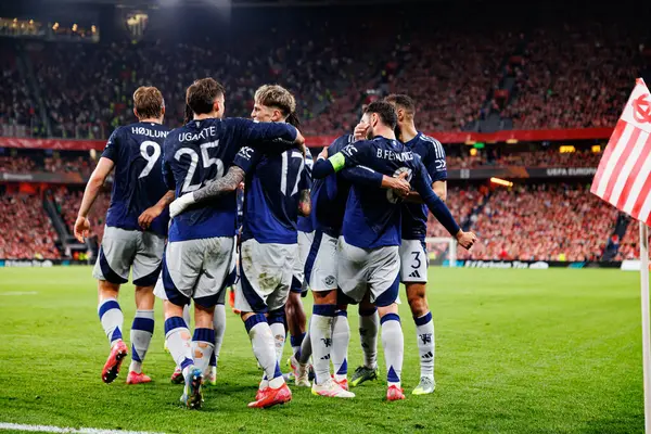 Manchester United oyuncuları UEFA Avrupa Ligi yarı final maçında Bruno Fernandes 'in atletizm kulübü takımları ve Manchester United FC (Maciej Rogowski)