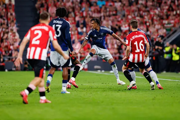 Leny Yoro UEFA Avrupa Ligi yarı final maçında Atletizm Kulübü ve Manchester United FC (Maciej Rogowski)