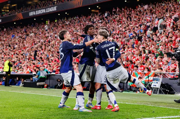 Manchester United oyuncuları UEFA Avrupa Ligi yarı final maçında Bruno Fernandes 'in atletizm kulübü takımları ve Manchester United FC (Maciej Rogowski)