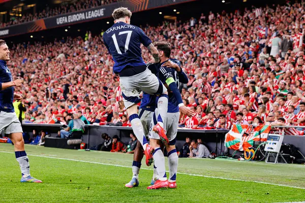 Manchester United oyuncuları UEFA Avrupa Ligi yarı final maçında Bruno Fernandes 'in atletizm kulübü takımları ve Manchester United FC (Maciej Rogowski)