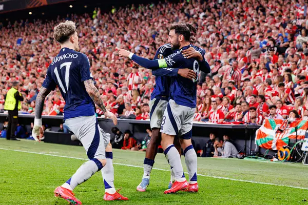 Manchester United oyuncuları UEFA Avrupa Ligi yarı final maçında Bruno Fernandes 'in atletizm kulübü takımları ve Manchester United FC (Maciej Rogowski)