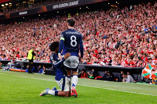 Patrick Dorgu ve Bruno Fernandes, UEFA Avrupa Ligi yarı final maçında Manchester United FC (Maciej Rogowski)