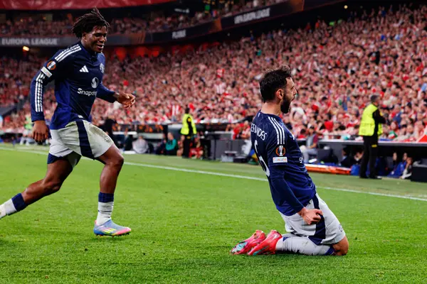 Patrick Dorgu ve Bruno Fernandes, UEFA Avrupa Ligi yarı final maçında Manchester United FC (Maciej Rogowski)