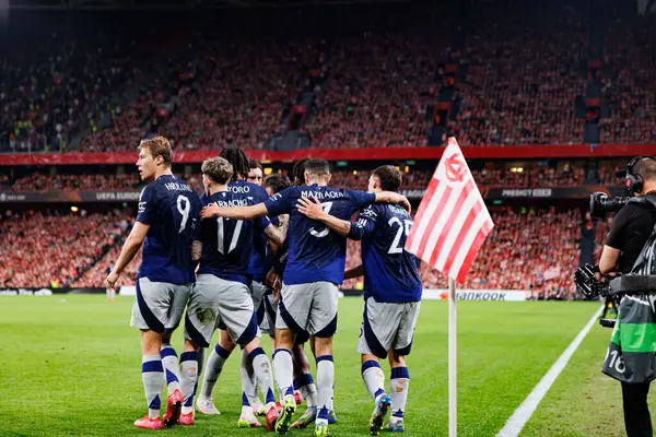 Manchester United oyuncuları UEFA Avrupa Ligi yarı final maçında Bruno Fernandes 'in atletizm kulübü takımları ve Manchester United FC (Maciej Rogowski)