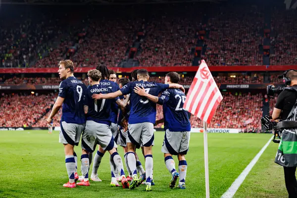 Manchester United oyuncuları UEFA Avrupa Ligi yarı final maçında Bruno Fernandes 'in atletizm kulübü takımları ve Manchester United FC (Maciej Rogowski)