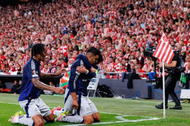 Leny Yoro, Bruno Fernandes ve Casemiro, UEFA Avrupa Ligi yarı final maçında Manchester United FC (Maciej Rogowski)