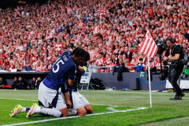Leny Yoro, Bruno Fernandes ve Casemiro, UEFA Avrupa Ligi yarı final maçında Manchester United FC (Maciej Rogowski)